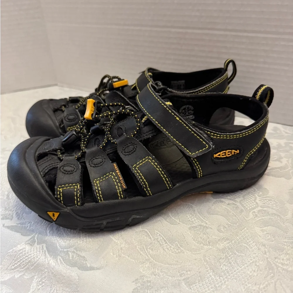 Keen Newport H2 Kids Size 3‎ Black Yellow Waterproof Sandal Hiking Shoe